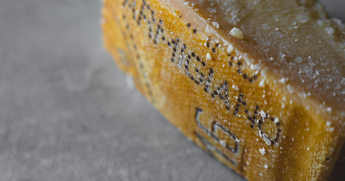 Vi svelo i segreti del Parmigiano Reggiano DOP e il vino perfetto da
